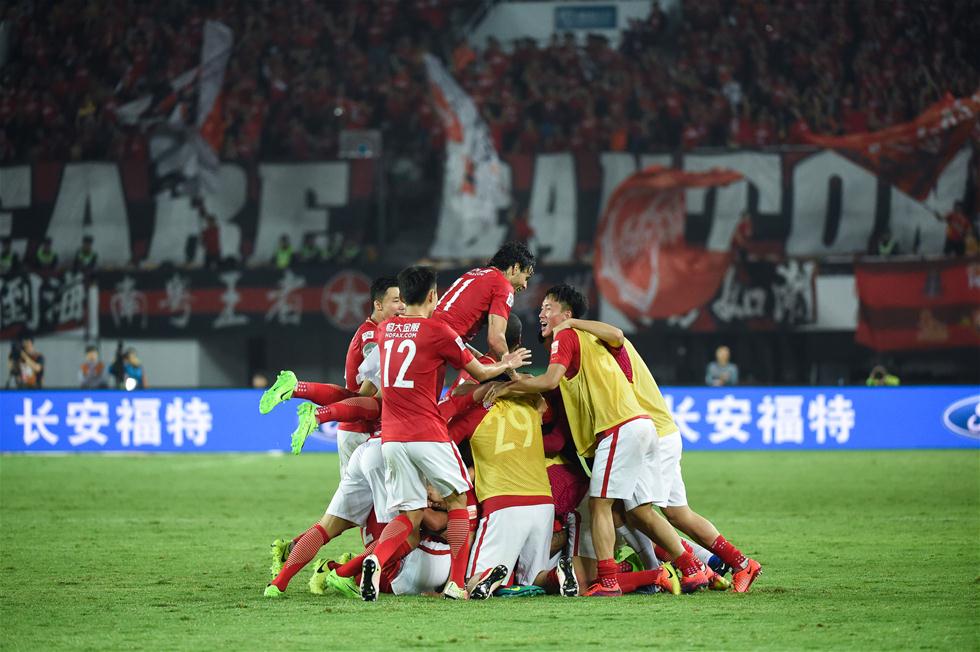 足球意大利名将宣布退役，时代落幕（意大利足坛传奇宣布挂靴，一个时代谢幕）